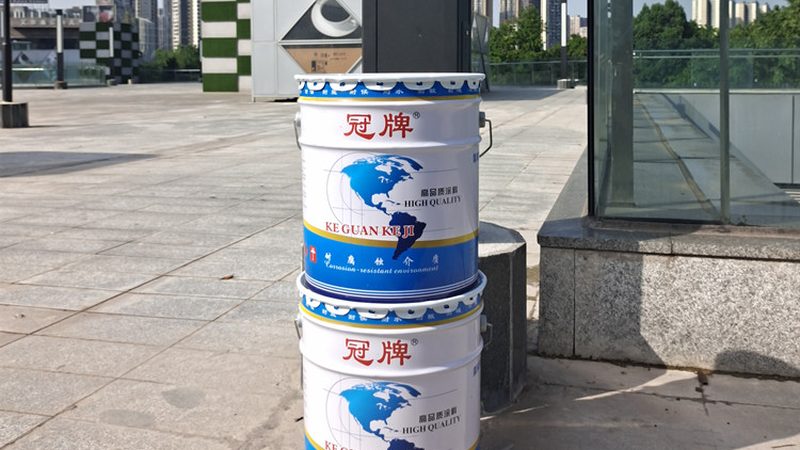 真石漆施工，底漆、面漆搭配有道**